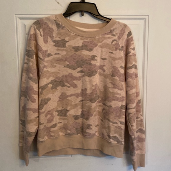 Old Navy size Medium Pink Camouflage Sweatshirt - Picture 1 of 3